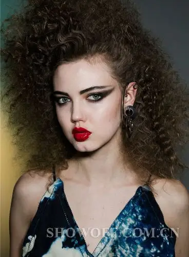 飘到太阳穴的妖媚眼线,娇艳欲滴的大红唇,又一头炮炸发或是板寸头来不