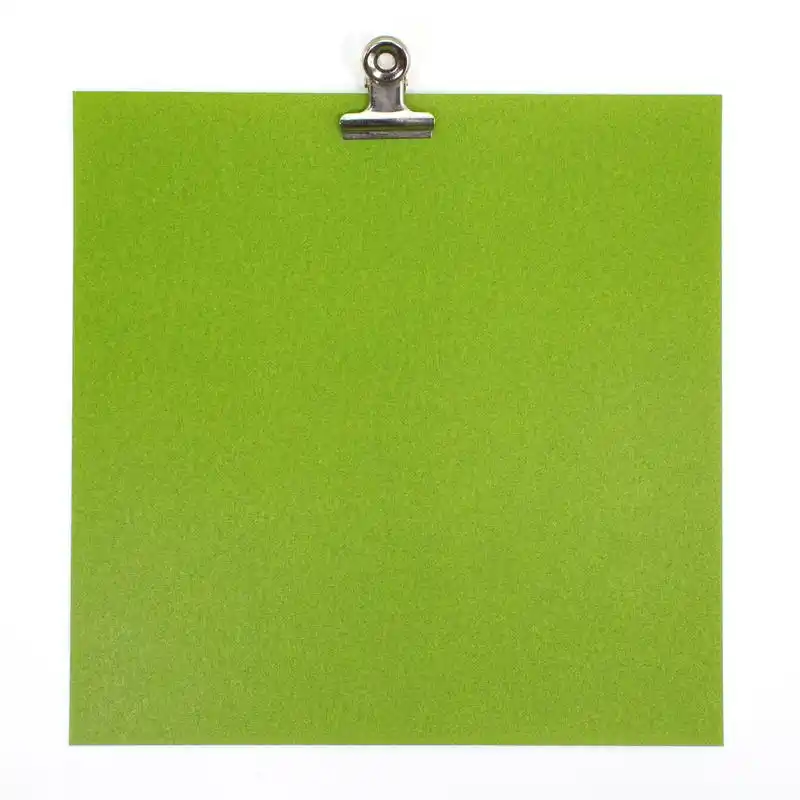 绿纸的剪辑,色绿纸的孤立的白色背景上的剪辑