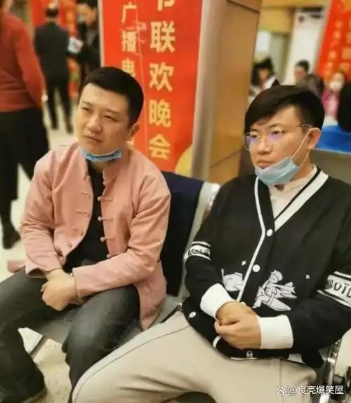 马季徒孙李寅飞直播说:我添加郭德纲三次,都没通过,还如何走动