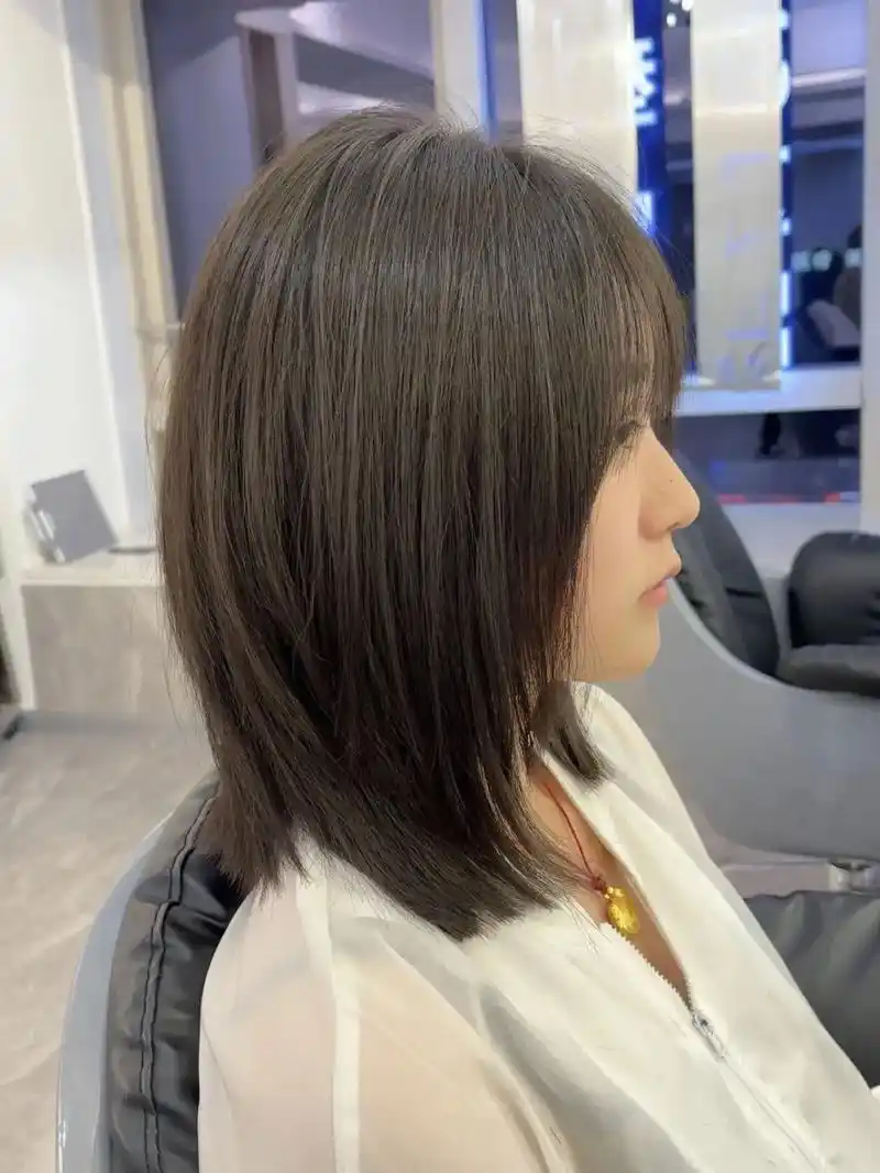 高层次锁骨短发/法式刘海 冷茶棕灰色.适合圆脸女生的高层次锁 - 抖音