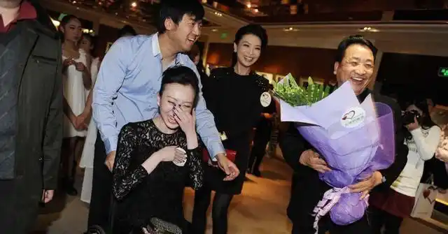 曾任5届春晚导演的郎昆在抛弃瘫痪刘岩后终患脑瘤现状如何