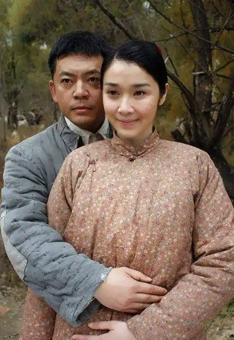 何政军与妻子范雨两人因戏而结识,相恋两年后,两人步入婚姻的殿堂