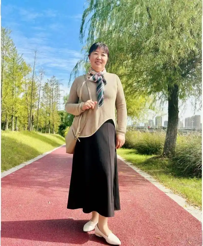 发胖身材的中年女人,夏季穿衣要学会"4穿4不穿",显瘦显年轻