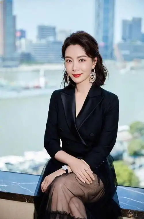 46岁陈数换了齐肩卷发年轻10岁,穿西装 半身裙,美得像换了个人|长裙|