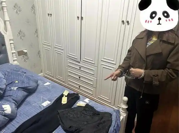 一名60岁的大妈在捡到他人手机后,发现手机竟然没有锁屏密码.