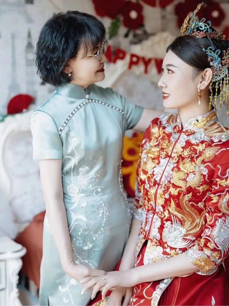 成都婚礼短发妈妈99也可以穿美美旗袍 打破旗袍传统设计的珠绣改良