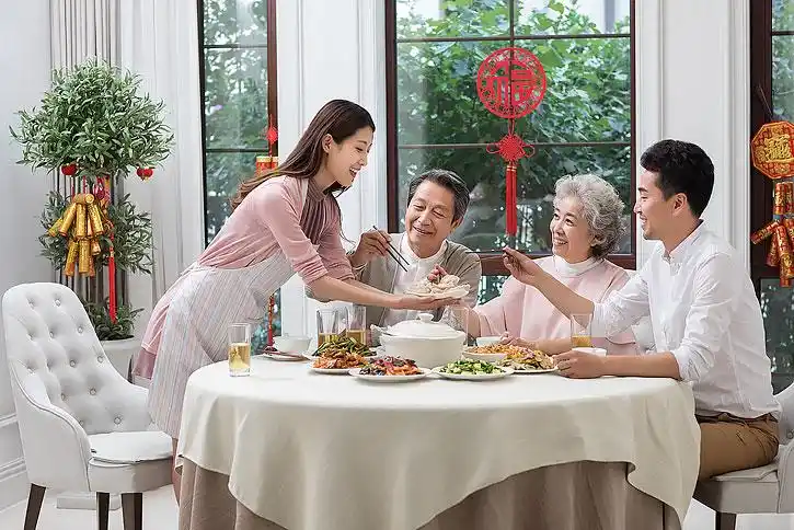 幸福家庭吃新年团圆饭