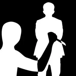 背后捅刀子商人和奶昔背后捅一刀背后捅刀子的概念男人捅牛排商人在