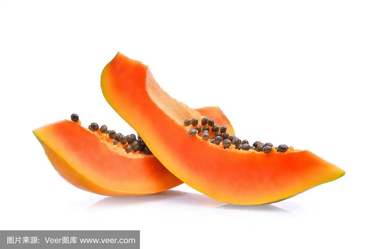 切片新鲜木瓜孤立在白色背景