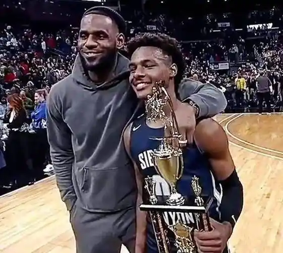 詹皇观战太投入,望子成龙的心他也有_詹姆斯_布朗尼_比赛