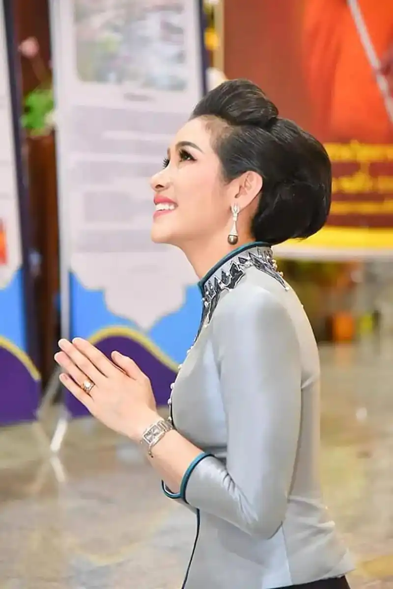 67诗妮娜贵妃发图忘修生图硬是老了20岁坐牢10个月果然太苦了