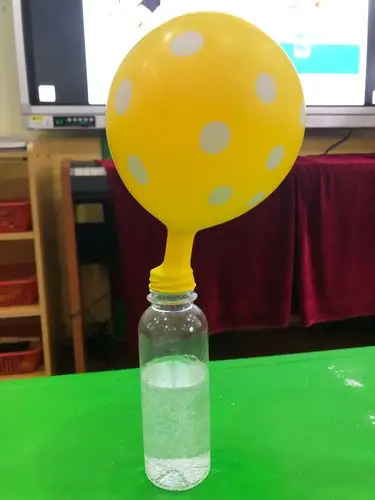 葛洲坝东山幼儿园国际部蓓蕾园精英大班科学小实验——会吹气球的瓶子