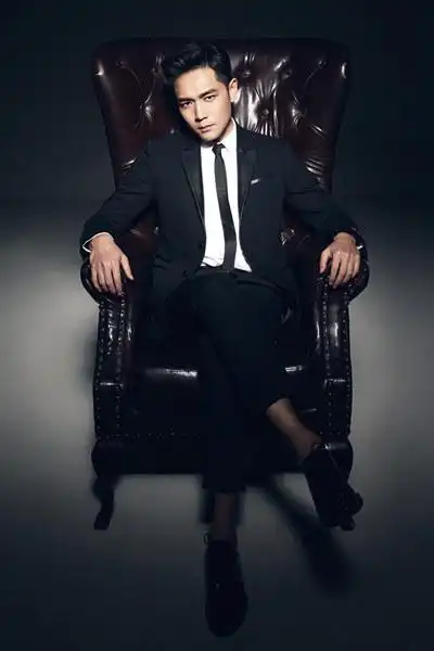 霍政谚冷色调写真高冷霸道总裁也温柔