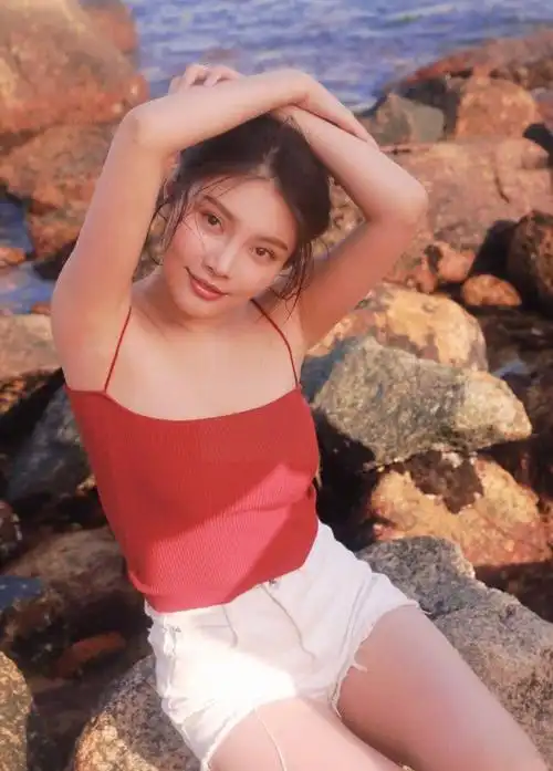 徐冬冬海边嬉戏,吊带衫大秀丰满好身材