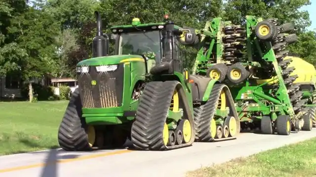 美国先进的农业机械化620马力拖拉机牵引19米宽机具作业