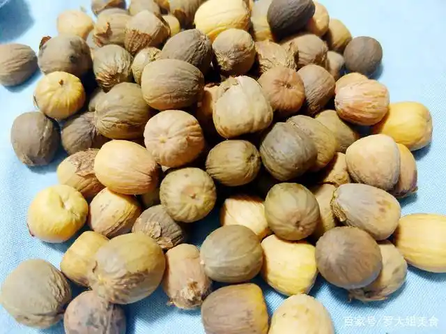 橡子豆腐:旧时三冬粮,如今素野味,夏天凉拌一盘,美味又健康