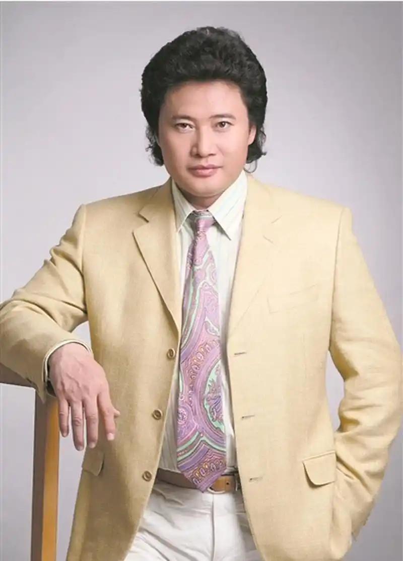 著名歌唱家戴玉强的母亲去世后,他不仅在葬礼全程笑容满面,还让徒弟