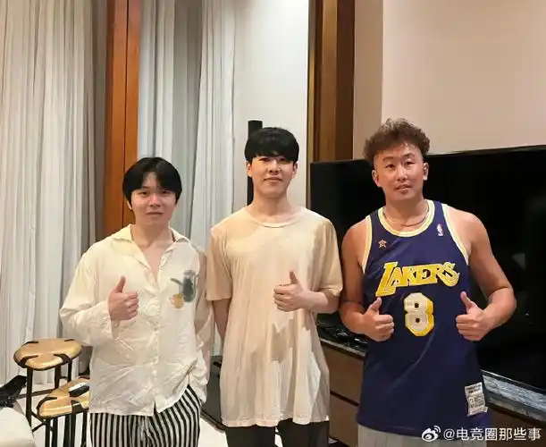 theshy和rookie晒泰国游合照!