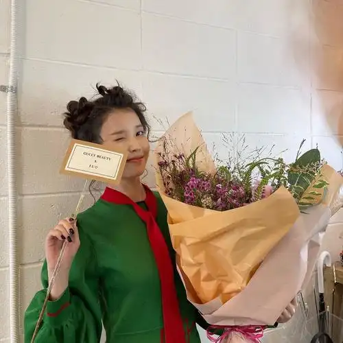 iu 李知恩 / ins更新