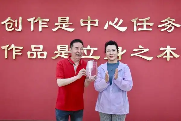 (李树建收到奖杯,十分欣慰)授课活动结束后,河南豫剧院党委书记汪荃珍