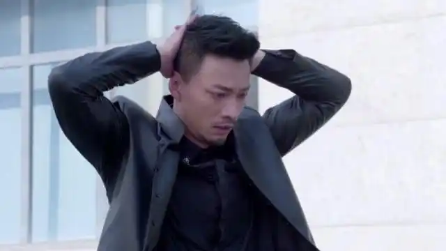 麻辣变形计:吴飞举起双手自首,看来他已经想要改过自新了