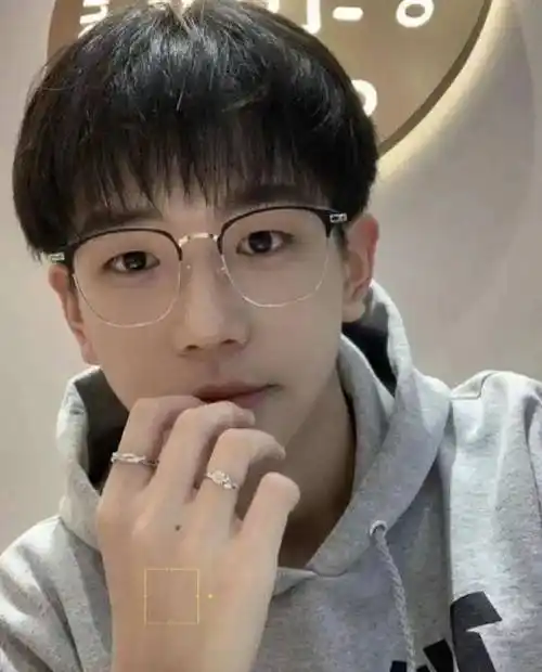 夏季男生流行发型 潮男必剪的男生短发