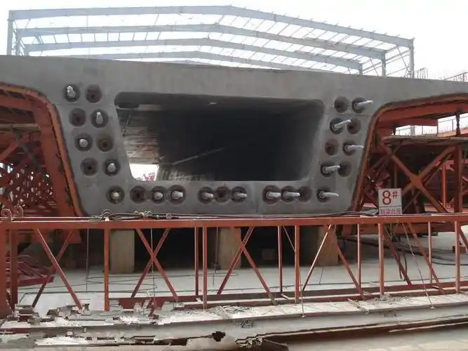 拆除内模标准段与变截面段之间的联接螺栓→利用内模液压系统的收缩