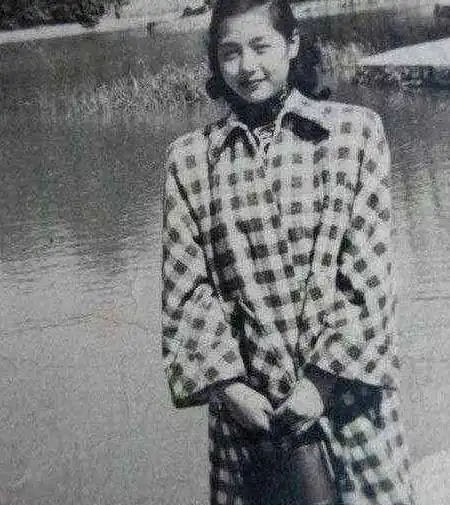 分别是戴以宽,戴以宏,戴以昶,还有两个个孙女,分别是戴眉曼,戴璐璐,而