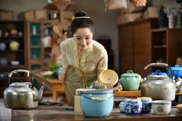 为了还原原汁原味的娘惹风情,剧组多次前往马来西亚取景,观察研究娘惹