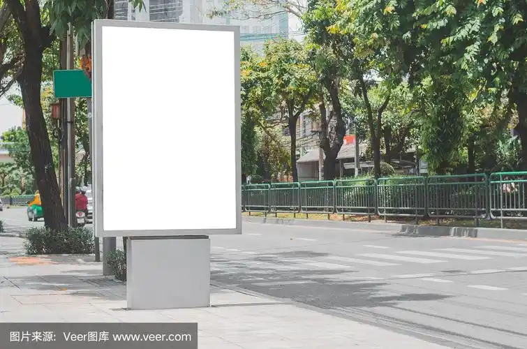 在城市边道路交通为展示广告文本模板推广新品牌在户外以绿树复古色调