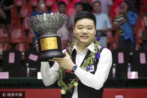 世界公开赛丁俊晖103获排名赛第13冠手捧奖杯