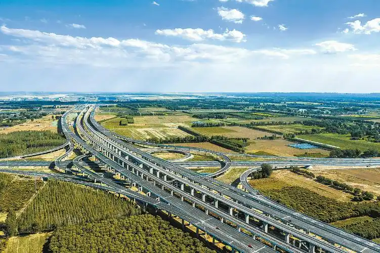 图为大兴机场高速在蓝天下向远方延伸.