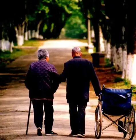 最初的排斥和犹豫时至今日变成了屋檐下的相守,人与人的际遇好奇妙