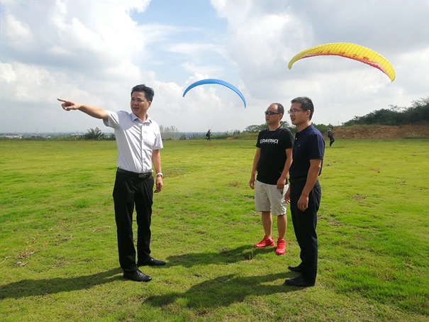 张卫国局长调研指导大青山滑翔伞项目建设