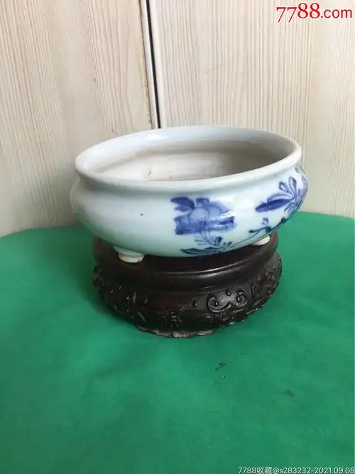 清代德化窑青花三足炉