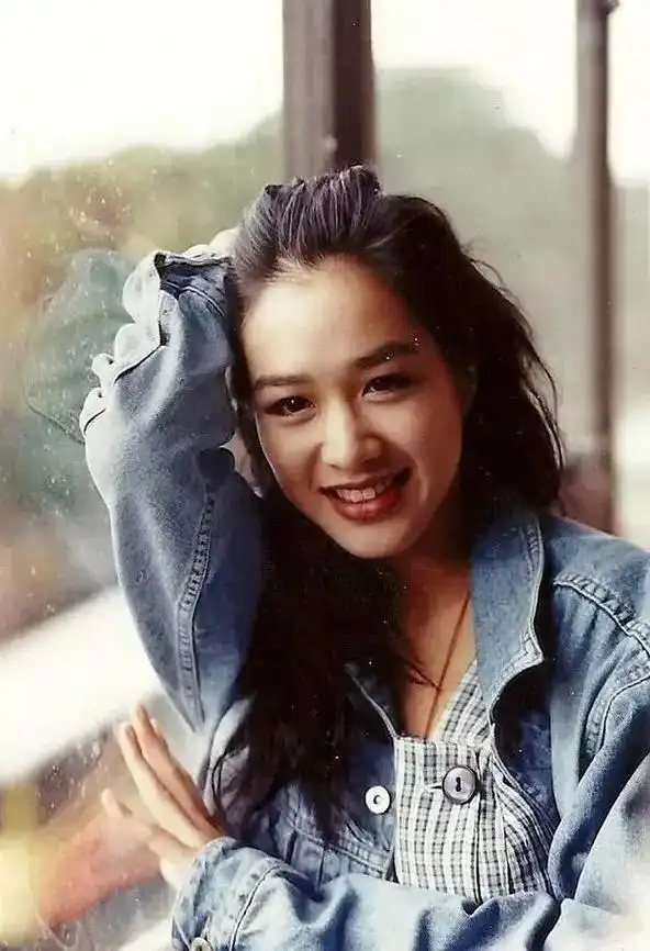 钟丽缇,中国香港女演员.1970年9月19日出生于加拿大蒙特 - 抖音