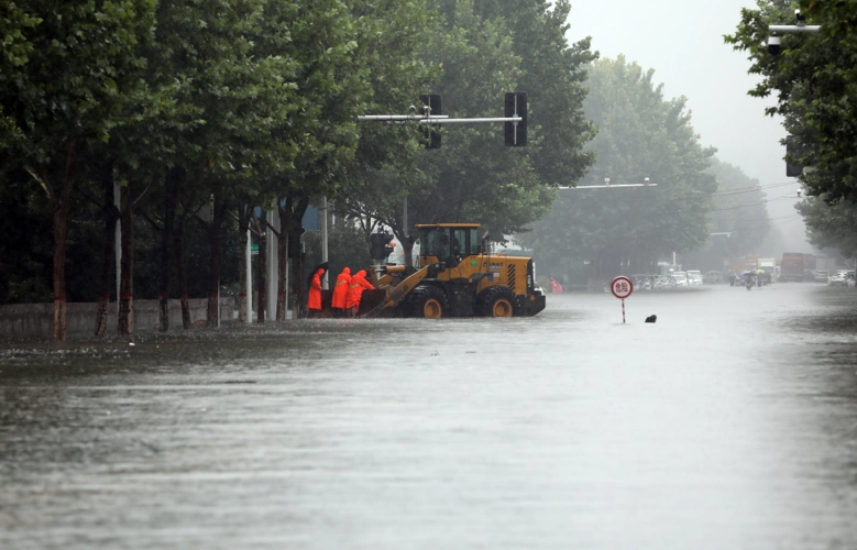 郑州闪耀在暴雨中的那一抹红