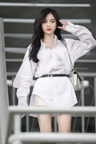 年仅25岁的吴宣仪秀穿搭一身时尚优质穿搭少女感快溢出来了