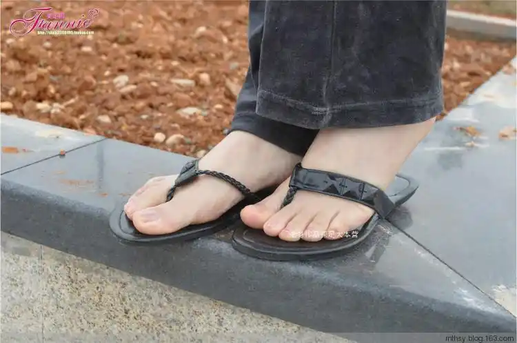 【转载】芬妮原图·春江水暖"丫"先知(黑色人字拖)