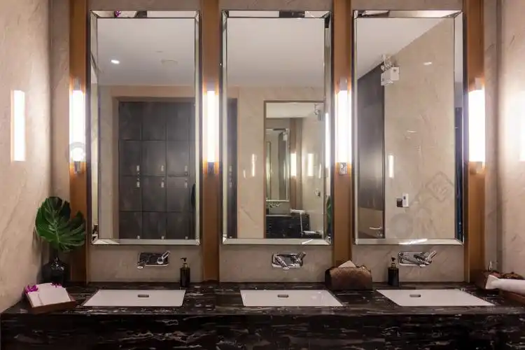 公共厕所的一排现代大理石陶瓷洗手盆餐厅或酒店或购物中心的洗手间