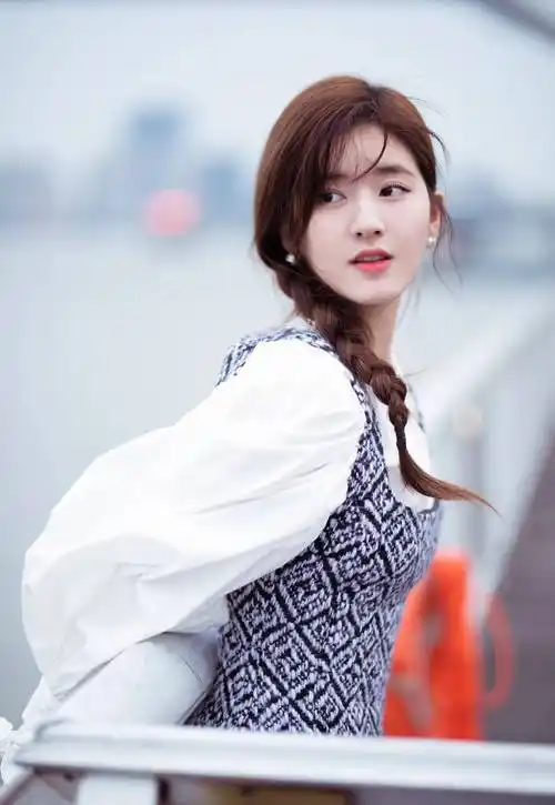 赵露思——中国内地女演员就读于北京电影学院1998年4月23日出生于