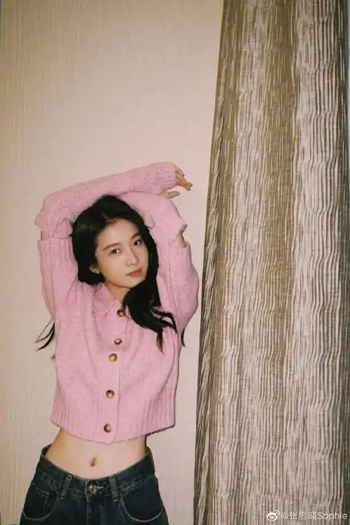 张雪迎穿短款上衣大秀小蛮腰!肤白貌美风情万种太惊艳了