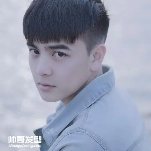 的让人窒息的帅哥学生 留黑色短发的帅哥男生们-帅哥图片-帅哥发型网