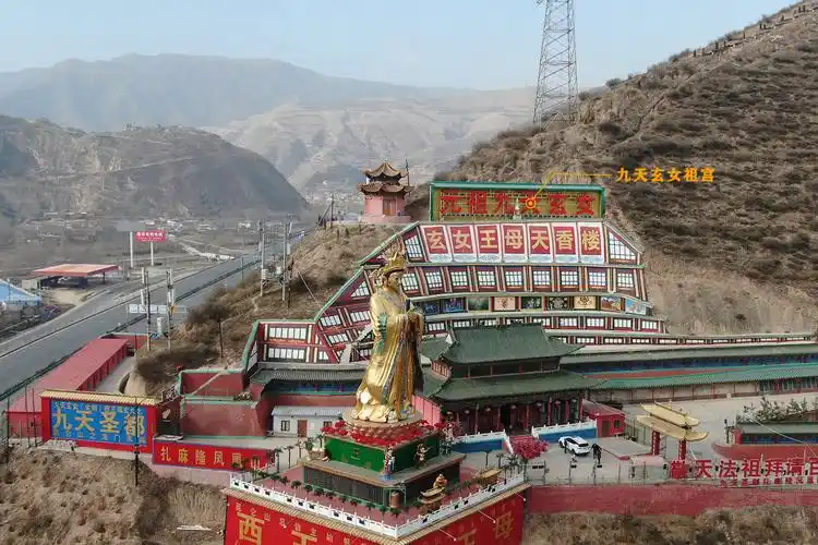 而九天玄女的雕像在此默默注视着来往的车辆,仿佛要各位进入青藏高原