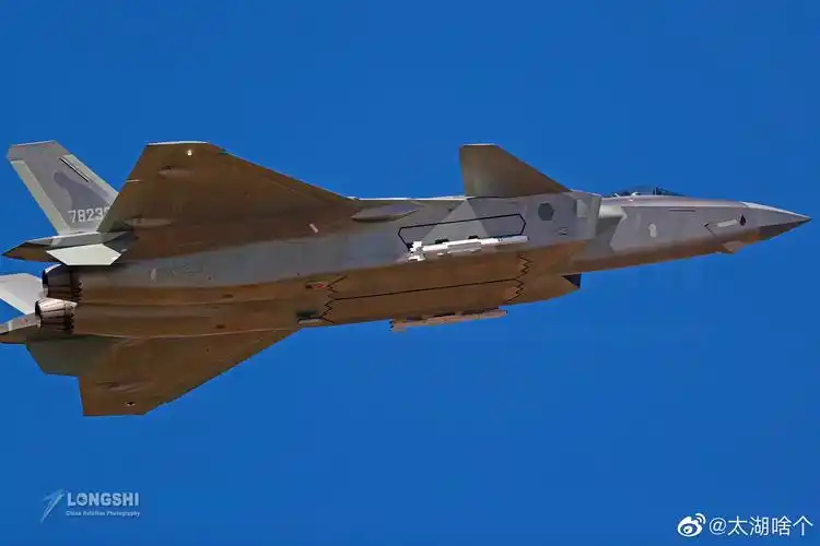 早,又是元气满满的一天!歼-20战斗机威武霸气,科幻感极强!