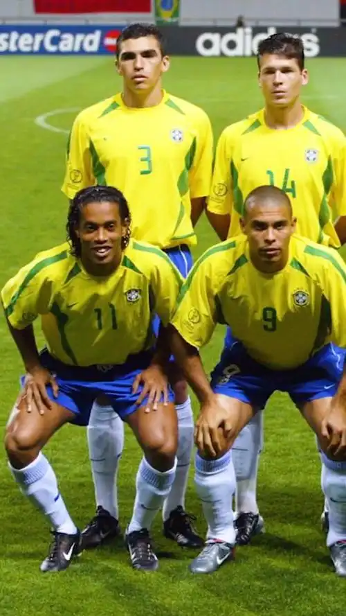 卡卡只能当替补,02世界杯的巴西阵容有多强?