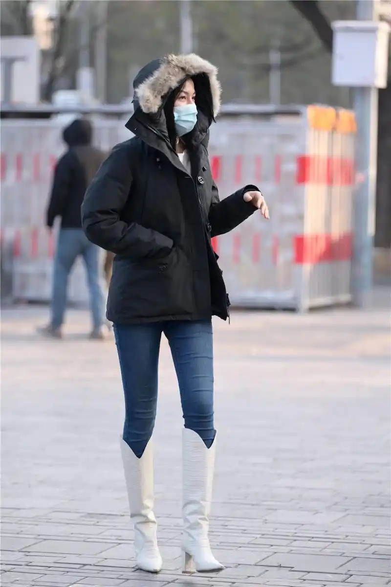 修身牛仔裤搭配长靴你会选择皮靴还是绒面靴要显高级感一些