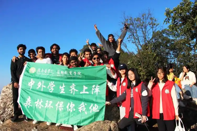 中外学生齐上阵积极参与森林环保和消防活动