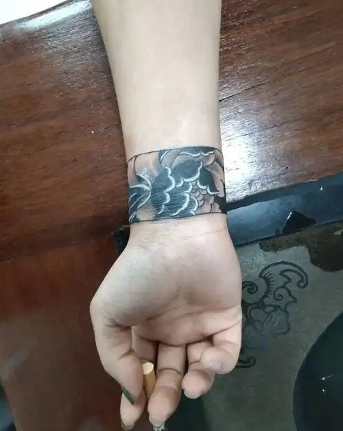 手环纹身图片_手臂老传统牡丹纹身图案(4)_广东省梅州市纹身店-小八