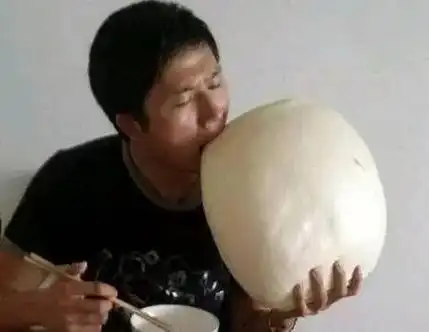 有些地方过年会蒸很多馒头来过冬,每次要吃的时候就会拿之前蒸好的去